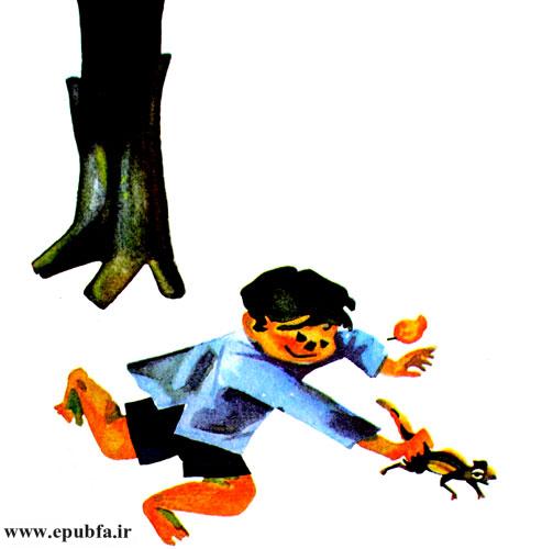 سنجاب کوچولو تا خواست فرار کند راوی او را گرفت و بهطرف خانه دوید